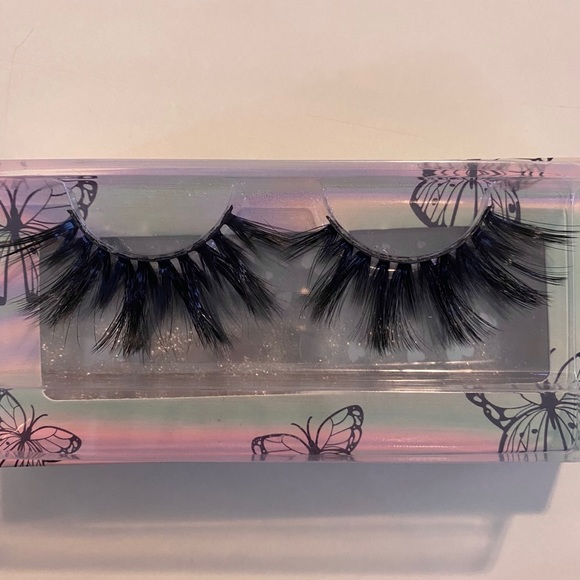 False Eyelashes - Picture 3 of 3